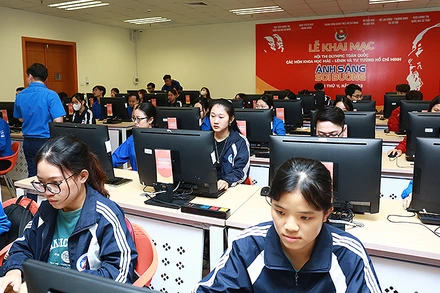 Các thí sinh bảng cá nhân bước vào tranh tài trong buổi sáng 18/5/2023.