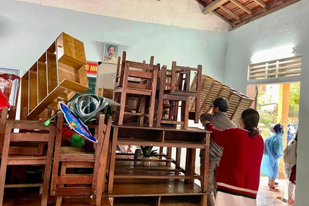Các trường học tại vùng thấp trũng Hương Trà từ chiều 14/10 đã cho học sinh nghỉ học, đồng thời kê cao bàn ghế, đồ đạc để tránh đợt mưa lũ lớn.