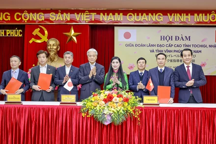 Lãnh đạo 2 tỉnh ký Thỏa thuận hợp tác xúc tiến đầu tư.