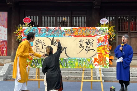 Các nghệ sĩ graffiti và các nhà thư pháp bên tác phẩm chung được trình diễn ngay tại lễ khai mạc.