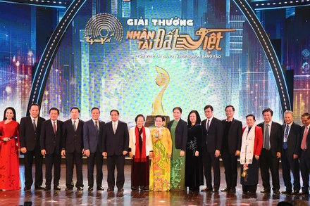 Thủ tướng Phạm Minh Chính với các đại biểu tại Lễ trao Giải thưởng Nhân tài Đất Việt năm 2023. 