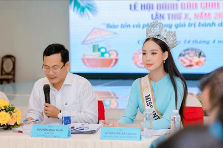 Đại diện Ban tổ chức giới thiệu lễ hội tại buổi họp báo.