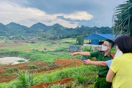 Kiểm tra việc chấp hành bảo vệ môi trường tại Công ty cổ phần giống bò sữa Mộc Châu sau khi tiếp nhận thông tin qua đường dây nóng.