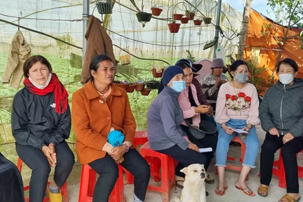 Người thân đến thăm viếng, chia sẻ nỗi đau với gia đình ông bà Ya Tạo.