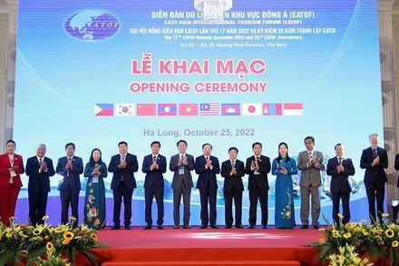 Đại diện các nước tham dự Đại hội đồng Diễn đàn Du lịch liên khu vực Đông Á (EATOF) lần thứ 17 chụp ảnh lưu niệm.