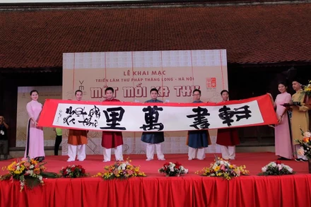 Giới thiệu một bức thư pháp được các tác giả trình diễn viết ngay trong Lễ khai mạc triển lãm.