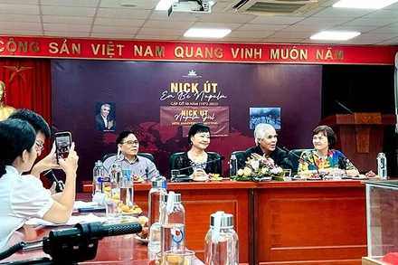 Nhiếp ảnh gia Nick Út (người thứ hai từ phải sang) và bà Phan Thị Kim Phúc (người thứ ba từ phải sang) chia sẻ nhiều câu chuyện về bức ảnh “Em bé Napalm” và những thay đổi cuộc đời trong 50 năm qua.