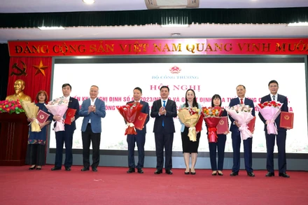 Bộ trưởng Công thương Nguyễn Hồng Diên trao Quyết định bổ nhiệm các đồng chí lãnh đạo Ủy ban Cạnh tranh Quốc gia.