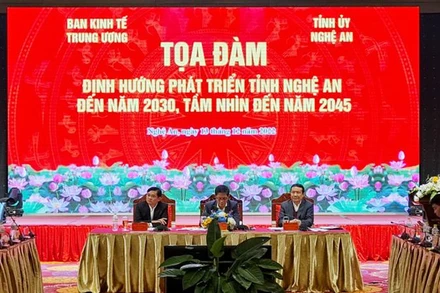 Đồng chí Trần Tuấn Anh và các đại biểu dự tọa đàm.