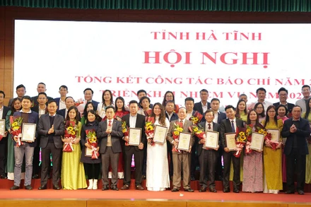 Đại diện lãnh đạo tỉnh Hà Tĩnh tặng hoa chúc mừng các tác giả có tác phẩm đạt giải