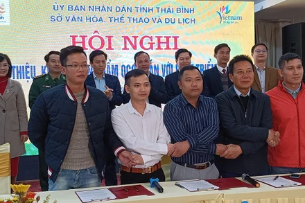 Ký kết hợp tác, giới thiệu, tiêu thụ sản phẩm OCOP giữa đại diện một số doanh nghiệp du lịch và một số cơ sở sản xuất sản phẩm OCOP.