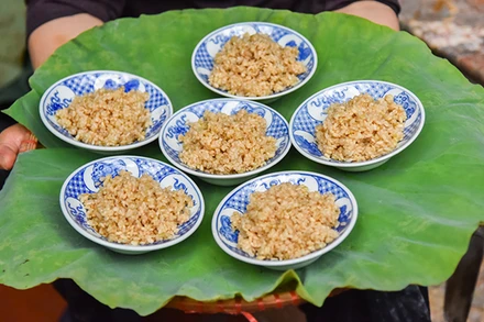 [Ảnh] Tất bật làm cơm rượu nếp cho ngày Tết Đoan Ngọ