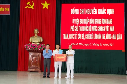 Đồng chí Nguyễn Khắc Định tặng quà cán bộ, chiến sĩ Lữ đoàn 146, Vùng 4 Hải quân.