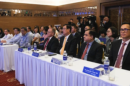 Hội thảo “Tìm giải pháp hữu hiệu diệt cỏ trên đồng lúa”.