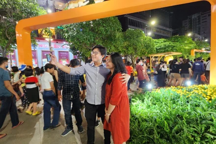 Du khách tham quan Đường hoa Nguyễn Huệ 2023. (Ảnh: Thế Anh)