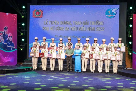 Thứ trưởng Công an Trần Quốc Tỏ và Phó Chủ tịch thường trực Hội Liên hiệp Phụ nữ Việt Nam Đỗ Thị Thu Thảo đã trao biểu trưng và chứng nhận tặng 20 gương “Phụ nữ Công an tiêu biểu” năm 2022.