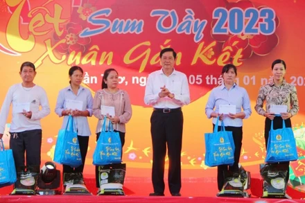 Lãnh đạo Thành ủy Cần Thơ trao quà tặng công nhân tại chương trình “Tết sum vầy 2023”. (Ảnh: Thanh Xuân)