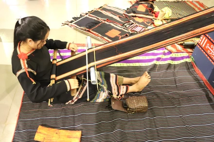 Tại Trưng bày chuyên đề “Trang phục truyền thống các dân tộc ở Đắk Lắk”, các thiếu nữ dân tộc Ê Đê còn giới thiệu về nghề dệt vải thổ cẩm truyền thống của dân tộc mình.