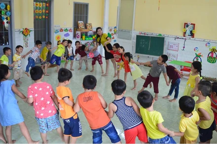 Vượt qua khó khăn, đội ngũ giáo viên miền núi Quảng Ngãi luôn hết lòng vì học sinh thân yêu. 