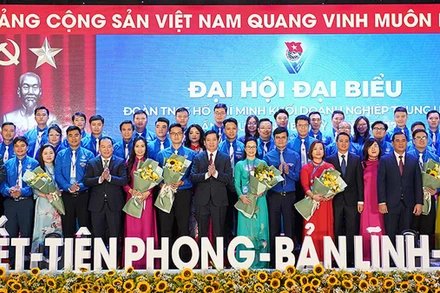 Các đồng chí Bùi Quang Huy, Nguyễn Long Hải và đại diện các đơn vị liên quan trao hoa chúc mừng Ban Chấp hành Đoàn Khối Trung ương khóa IV, nhiệm kỳ 2022-2027.