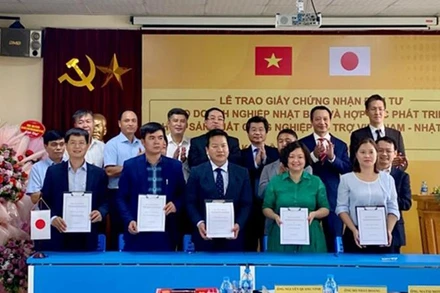 Trao chứng nhận đầu tư, giấy phép đầu tư cho các doanh nghiệp tại Khu Công nghiệp hỗ trợ Nam Hà Nội. (Ảnh: Thanh Thanh)