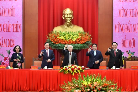 Tổng Bí thư Nguyễn Phú Trọng cùng các đồng chí lãnh đạo Đảng, Nhà nước nâng ly chúc Tết Nguyên đán Giáp Thìn 2024.