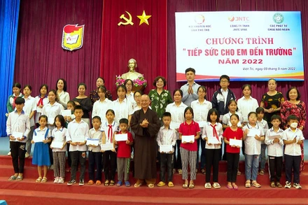 Hội khuyến học tỉnh trao học bổng “Tiếp sức đến trường” cho học sinh trên địa bàn thành phố Việt Trì.