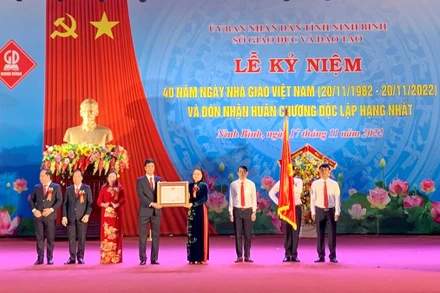 Quang cảnh ngành Giáo dục và Đào tạo Ninh Bình đón nhận Huân chương Độc lập hạng Nhất.