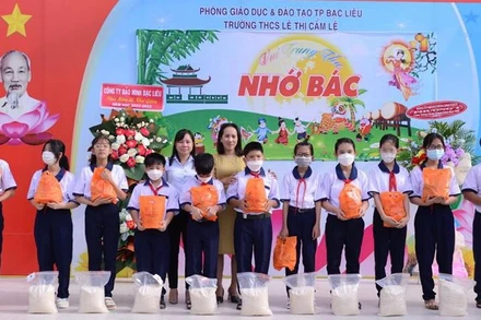 Nhiều học sinh nghèo ở Bạc Liêu được nhà trường tặng gạo.