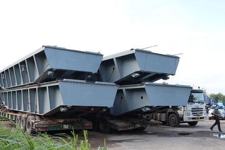 3 xe đầu kéo chở hàng quá cỡ nhưng không có giấy phép lưu hành.