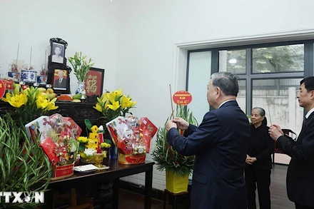 Tổng Bí thư Tô Lâm thắp hương tưởng niệm cố Tổng Bí thư Nguyễn Phú Trọng. (Ảnh: TTXVN)