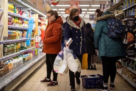 Người dân mua sắm tại một siêu thị ở Walthamstow, Anh. (Ảnh: AFP/TTXVN)