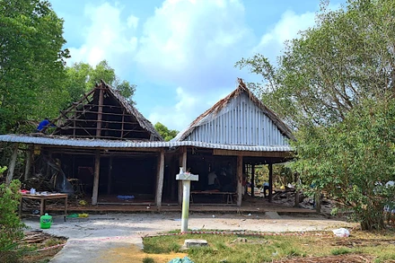 Lực lượng làm nhiệm vụ ở Cà Mau tiến hành cưỡng chế, thu hồi đất và tháo dỡ các công trình tạm trên phần đất đã giao cho Công ty TNHH Trường Khánh.