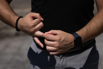 Các trường hợp nghi mắc hoặc đã được xác nhận mắc bệnh này chủ yếu là nam giới. (Ảnh: AFP/TTXVN)