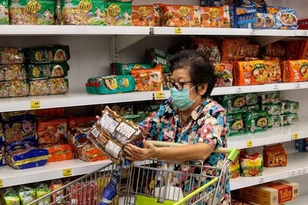 Người dân mua sắm tại siêu thị ở Bangkok, Thái Lan. (Ảnh: AFP/TTXVN)