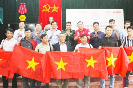 Trao cờ Tổ quốc cho ngư dân Quảng Trị.