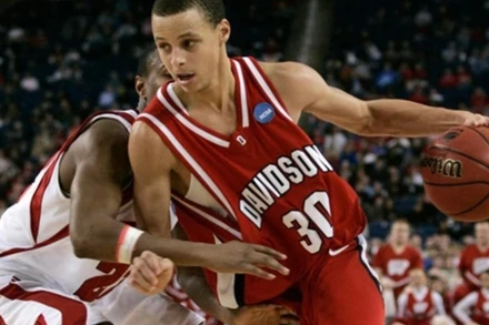 Huyền thoại bóng rổ Stephen Curry trong giải đấu March Madness 2008.