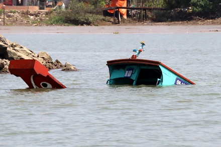 Thuyền chở khách chìm trên sông Đồng Nai được kéo vào khu vực gần bờ.