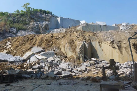 Mặc dù có nhiều vi phạm, song mỏ đá Hang Dơn vẫn hoạt động rầm rộ gây bức xúc trong nhân dân.