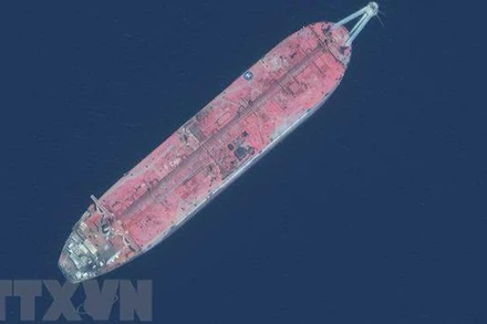 Tàu Safer mắc kẹt ngoài khơi cảng Ras Isa, Yemen, ngày 19/7/2020. (Ảnh: AFP/TTXVN)