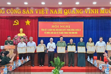 Bí thư Tỉnh ủy Bình Dương Nguyễn Văn Lợi trao tặng Bằng khen của Chủ tịch Ủy ban nhân tỉnh cho các tập thể.