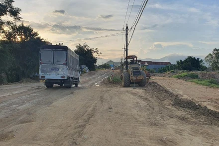 Mặt đường Quốc lộ 19 bị hư hỏng, bong tróc, thi công không bảo đảm an toàn gây khó khăn cho phương tiện lưu thông trên tuyến.