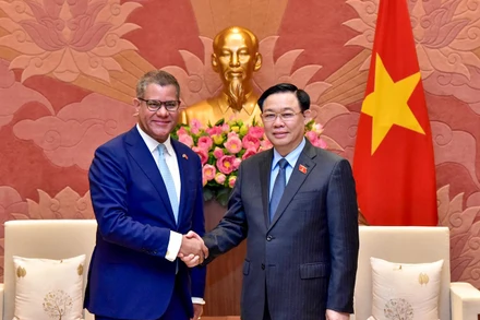 Chủ tịch Quốc hội Vương Đình Huệ và Chủ tịch COP26 Alok Kumar Sharma tại buổi tiếp.