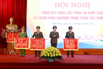 Thứ trưởng Công an Lê Văn Tuyến trao Bằng khen của Thủ tướng Chính phủ tặng các tập thể có thành tích xuất sắc.