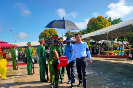 Đồng chí Đỗ Thanh Bình (phải) thực hiện nghi thức an táng hài cốt liệt sĩ hy sinh tại Vương quốc Campuchia, tại Nghĩa trang Liệt sĩ huyện Hòn Đất, tỉnh Kiên Giang, ngày 25/7. 