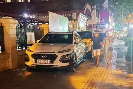 Ô-tô đỗ trên vỉa hè phố Hai Bà Trưng, quận Hoàn Kiếm. (Ảnh: Dung Nhi)