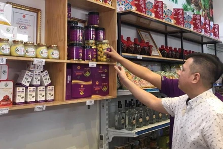 Người tiêu dùng tham quan, mua sắm các sản phẩm OCOP của Hà Nội và các tỉnh, thành phố được giới thiệu tại cửa hàng.