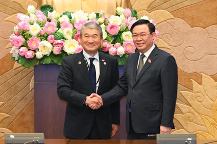 Chủ tịch Quốc hội Vương Đình Huệ chào mừng lãnh đạo Liên đoàn các tổ chức kinh tế Nhật Bản.