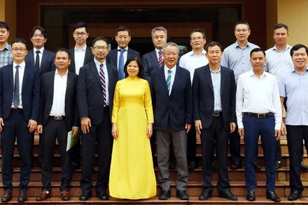 Chủ tịch UBND tỉnh Nguyễn Hương Giang chụp ảnh lưu niệm với Tập đoàn JFE Engineering Corporation.