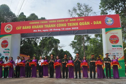 Lễ cắt băng khánh thành con đường dài 13,9km được đặt tên "Con đường tình nghĩa quân dân".